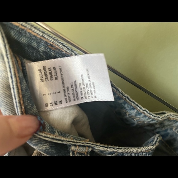 American Eagle Light Wash Denim Ripped Mom Jeans Womens Adult Size 2 - Picture 4 of 6